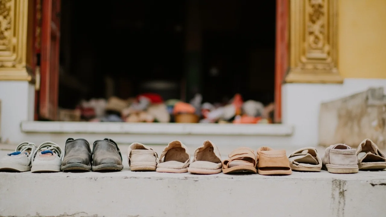 Pakse Temple Etiquette: A Backpacker's Guide to Respecting